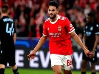 爱游戏体育-排球夜战：剑门灰熊队逆转蓬莱貔貅队，主帅临场妙招节奏掌控在手(剑豪生死斗漫画)